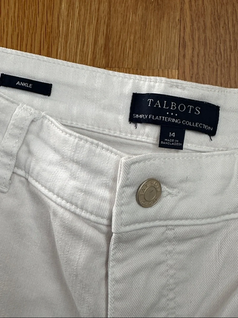 Talbots White Relaxed Woman’s Jeans - Picture 2 of 4